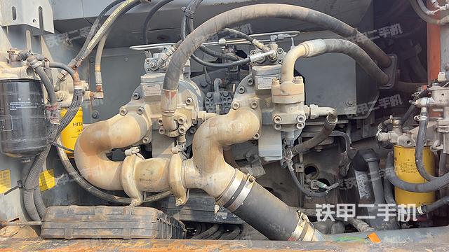 液压泵舱室正面整体（整机外观）