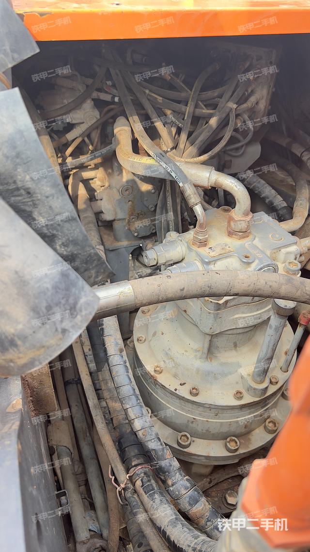 回转马达和主控阀（整机外观）