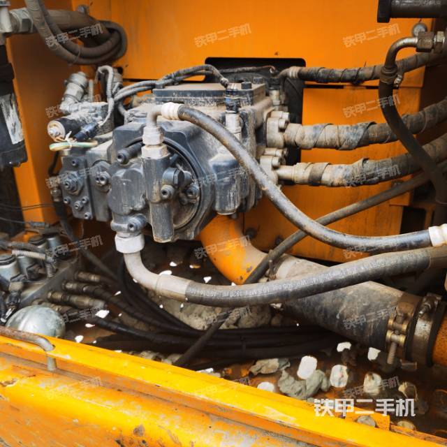 液压泵舱室正面整体（整机外观）