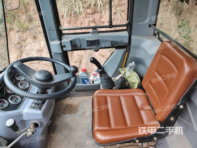 駕駛室操作臺(tái)(整機(jī)外觀及大件) 駕駛室操作臺(tái)(整機(jī)外觀及大件)