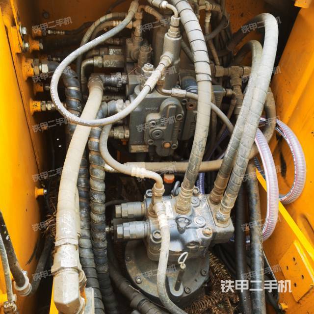 回转马达和主控阀（整机外观）