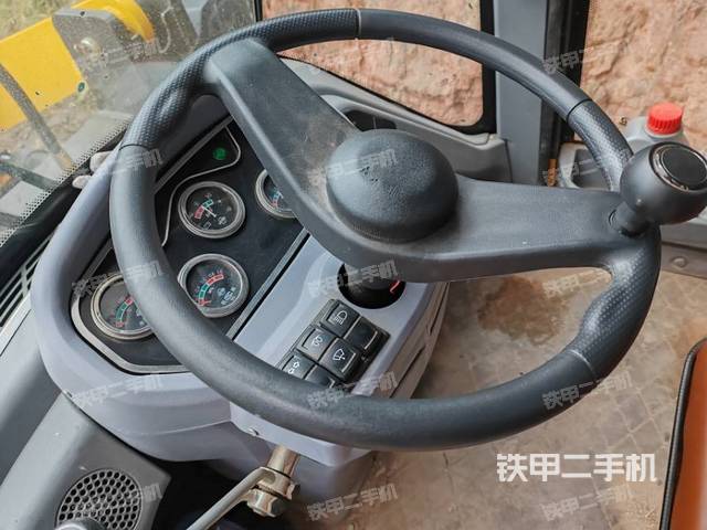 駕駛室工作臺(tái)(整機(jī)外觀及大件) 駕駛室工作臺(tái)(整機(jī)外觀及大件)