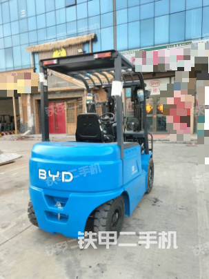 整機(jī)右側(cè)(設(shè)備外觀及核心部件) 整機(jī)右側(cè)(設(shè)備外觀及核心部件)