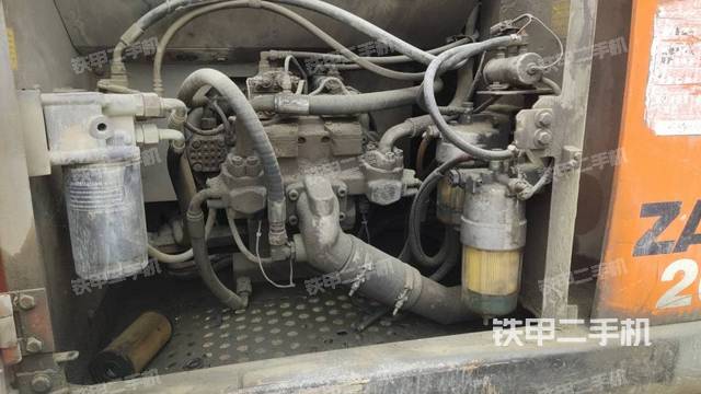 液压泵舱室正面整体（整机外观）