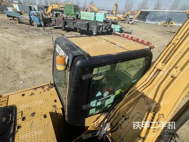 駕駛室頂部(整機(jī)外觀) 駕駛室頂部(整機(jī)外觀)