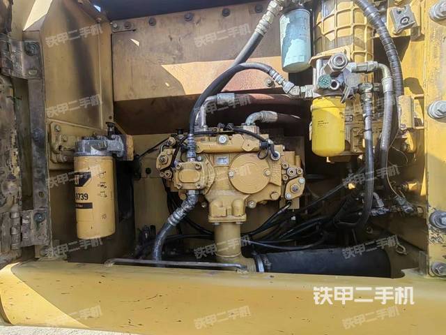 液壓泵艙室正面整體(整機(jī)外觀) 液壓泵艙室正面整體(整機(jī)外觀)