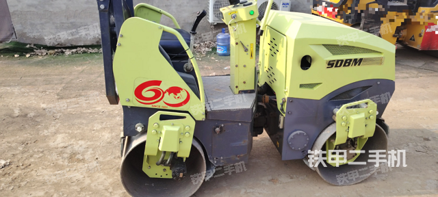 整機(jī)右側(cè)（設(shè)備外觀及核心部件）