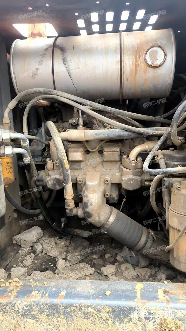液壓泵艙室正面整體(整機外觀) 液壓泵艙室正面整體(整機外觀)