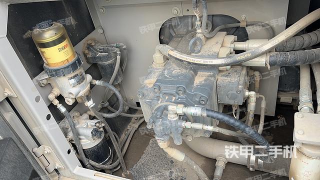 液压泵舱室正面整体（整机外观）