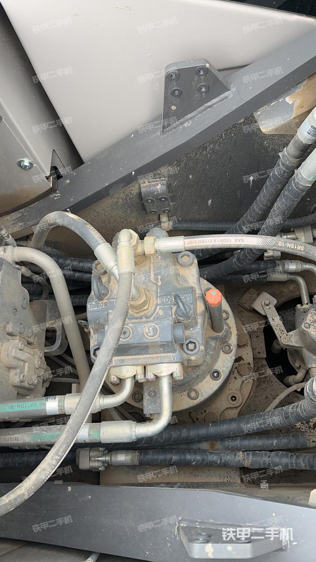 回转马达和主控阀（整机外观）