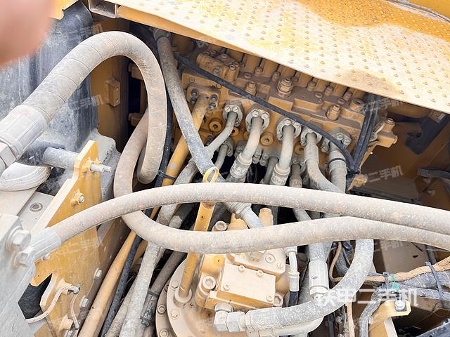 回轉(zhuǎn)馬達(dá)和主控閥（整機(jī)外觀）