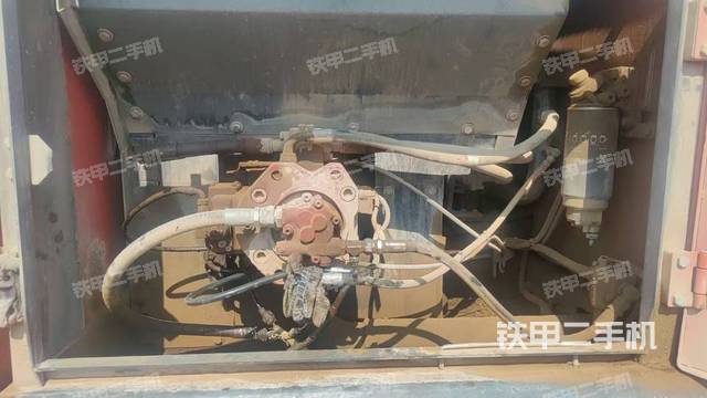 液壓泵艙室正面整體（整機外觀）