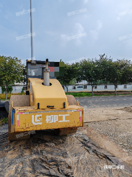 柳工620機(jī)械振動壓路機(jī)實(shí)拍圖片