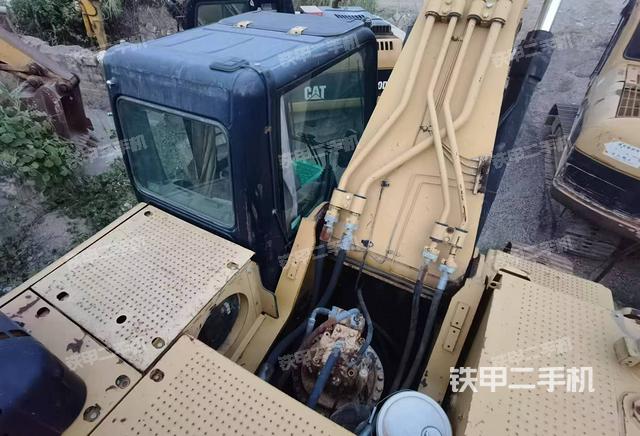 回轉(zhuǎn)馬達(dá)和主控閥(整機(jī)外觀) 回轉(zhuǎn)馬達(dá)和主控閥(整機(jī)外觀)