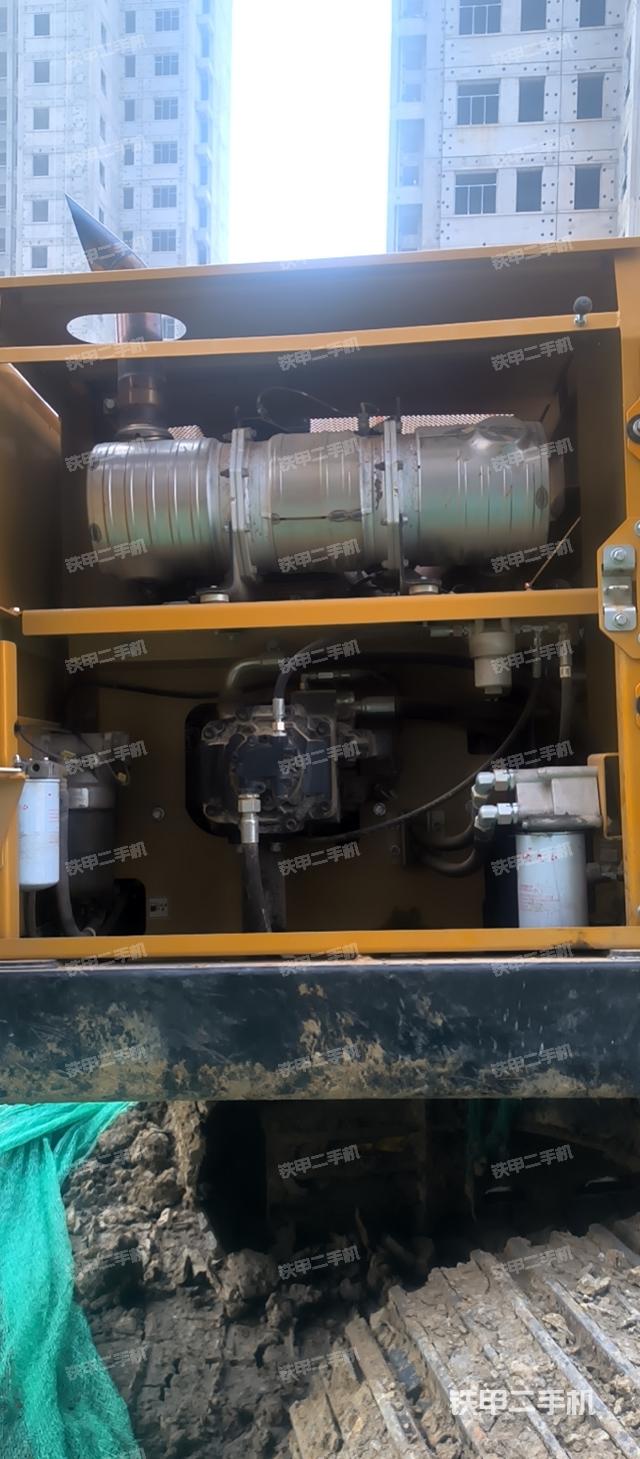 液压泵舱室正面整体（整机外观）