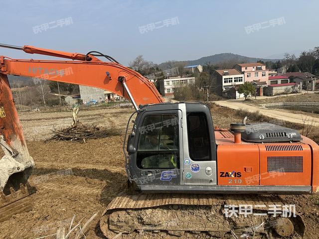 駕駛室整體(整機(jī)外觀) 駕駛室整體(整機(jī)外觀)