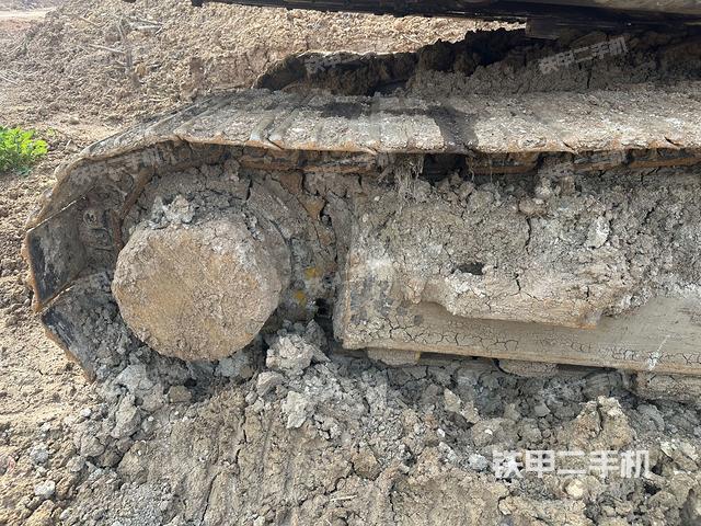 單側(cè)履帶整體(整機(jī)外觀) 單側(cè)履帶整體(整機(jī)外觀)