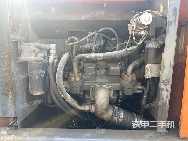 液壓泵艙室正面整體(整機(jī)外觀) 液壓泵艙室正面整體(整機(jī)外觀)