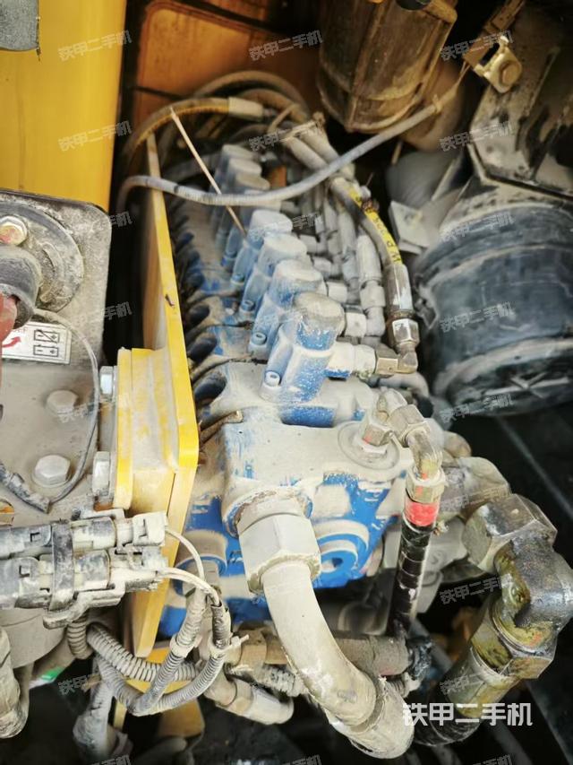 液压泵舱室正面整体（整机外观）