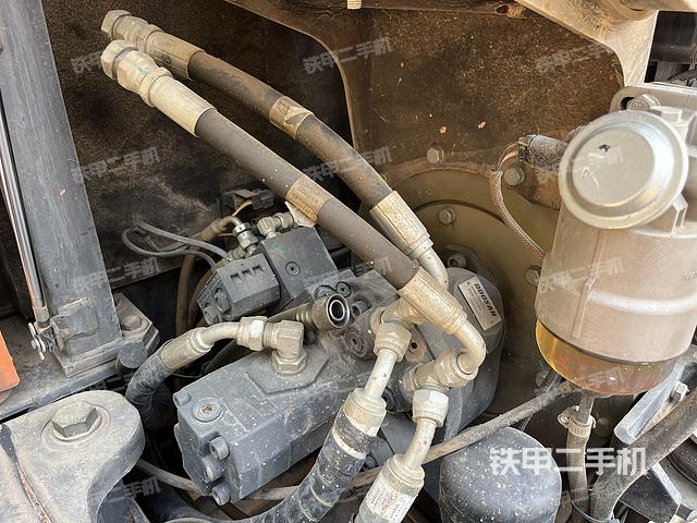 液壓泵艙室正面整體(整機外觀) 液壓泵艙室正面整體(整機外觀)