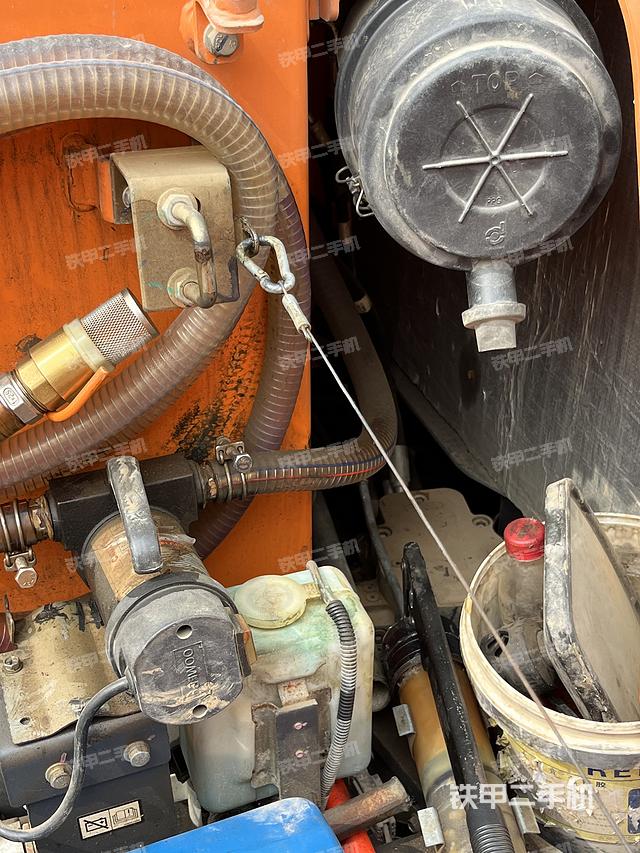 回轉(zhuǎn)馬達和主控閥(整機外觀) 回轉(zhuǎn)馬達和主控閥(整機外觀)