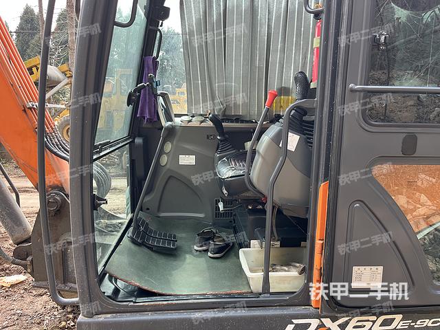 駕駛室整體(整機外觀) 駕駛室整體(整機外觀)