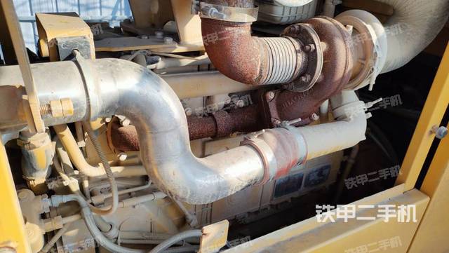 發(fā)動機(jī)右側(cè)（整機(jī)外觀及大件）