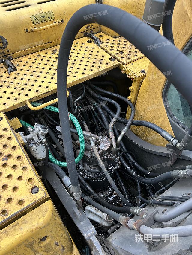 回轉(zhuǎn)馬達(dá)和主控閥（整機(jī)外觀）