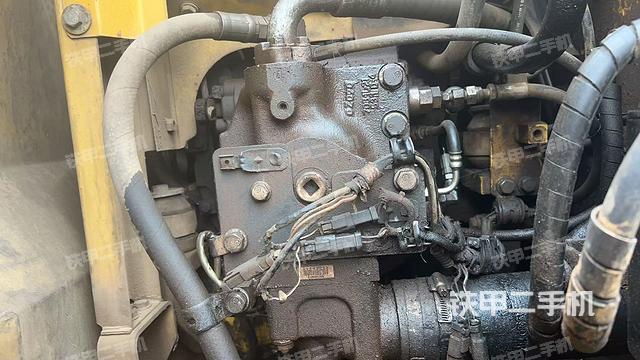 液压泵舱室正面整体（整机外观）