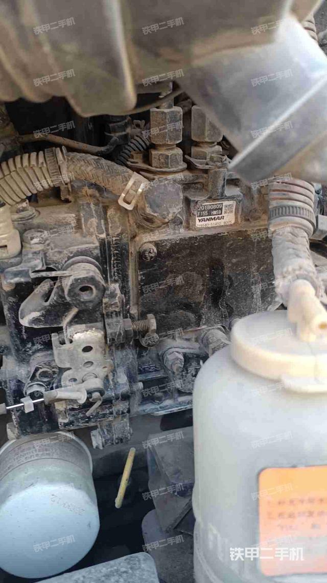 液压泵舱室正面整体（整机外观）