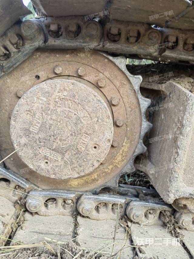 駕駛室頂部(整機(jī)外觀) 駕駛室頂部(整機(jī)外觀)