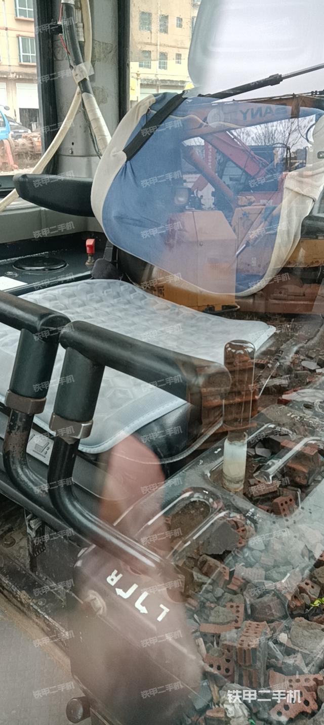 駕駛室操作臺(tái)(設(shè)備外觀及核心部件) 駕駛室操作臺(tái)(設(shè)備外觀及核心部件)