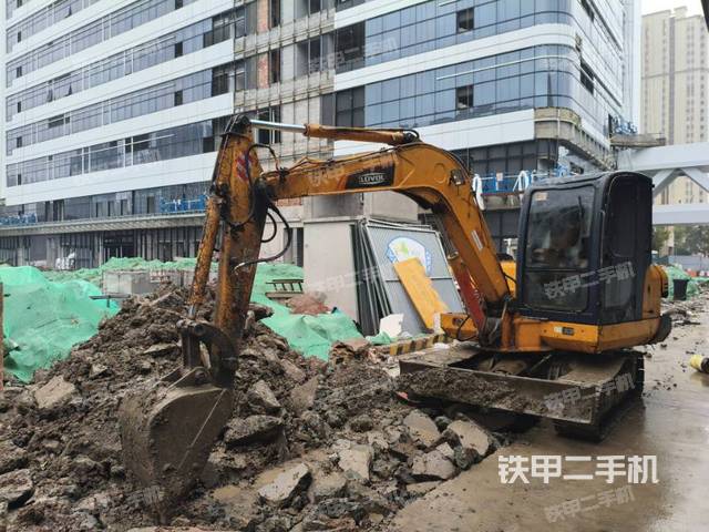 駕駛室整體(整機(jī)外觀) 駕駛室整體(整機(jī)外觀)
