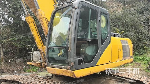 駕駛室整體(整機(jī)外觀) 駕駛室整體(整機(jī)外觀)