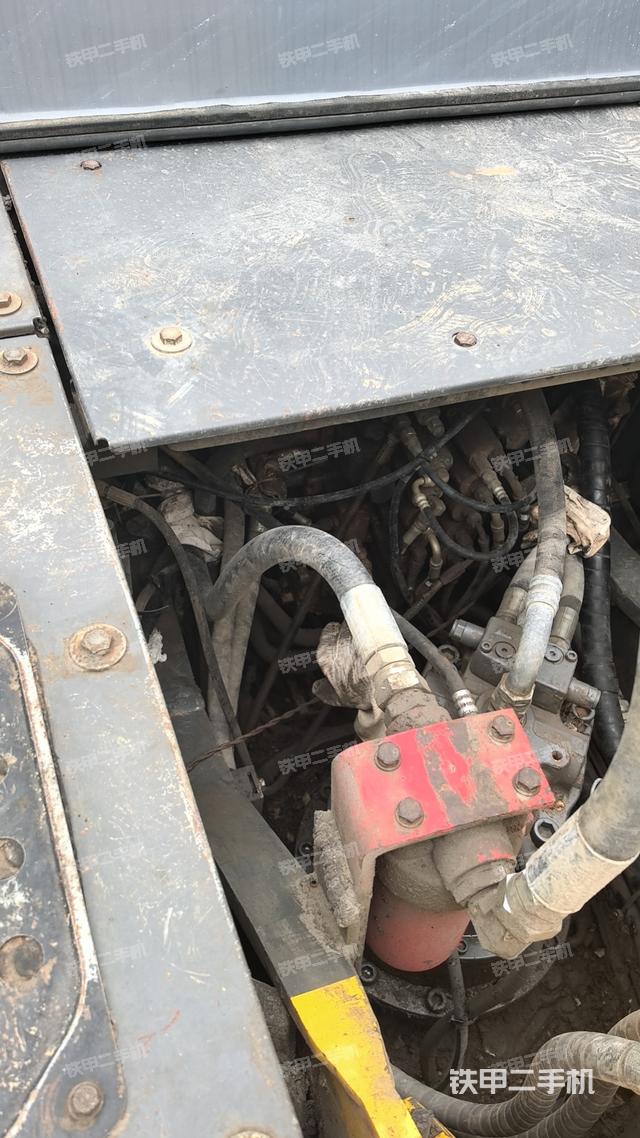 回轉(zhuǎn)馬達(dá)和主控閥(整機(jī)外觀) 回轉(zhuǎn)馬達(dá)和主控閥(整機(jī)外觀)