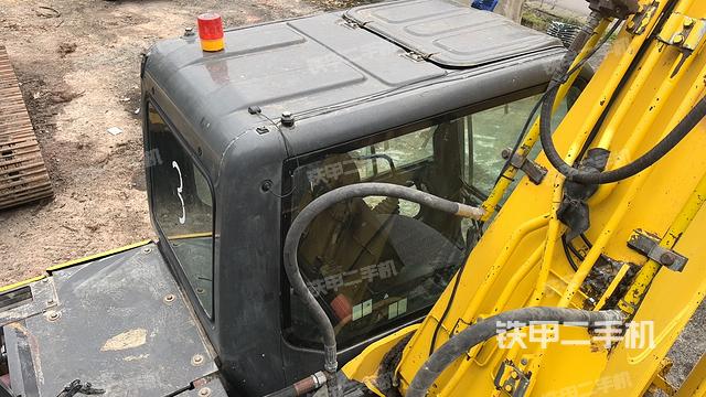 駕駛室頂部(整機(jī)外觀) 駕駛室頂部(整機(jī)外觀)