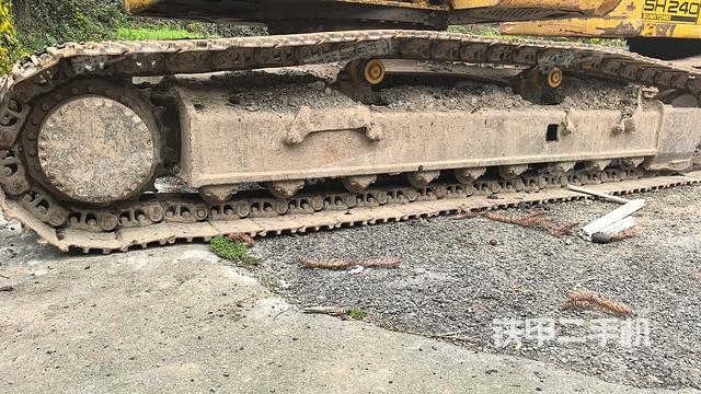 單側(cè)履帶整體(整機(jī)外觀) 單側(cè)履帶整體(整機(jī)外觀)