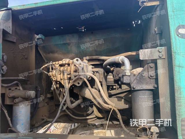 液压泵舱室正面整体（整机外观）