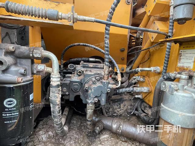 液壓泵艙室正面整體(整機(jī)外觀) 液壓泵艙室正面整體(整機(jī)外觀)
