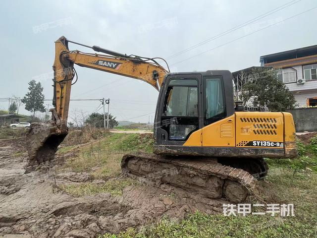 單側(cè)履帶整體(整機(jī)外觀) 單側(cè)履帶整體(整機(jī)外觀)