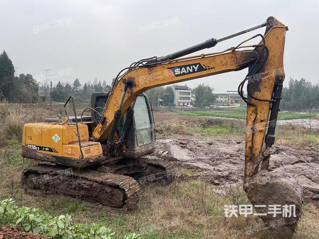 駕駛室整體(整機(jī)外觀) 駕駛室整體(整機(jī)外觀)