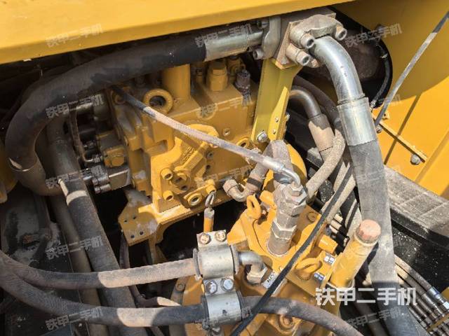 回轉(zhuǎn)馬達(dá)和主控閥（整機(jī)外觀）