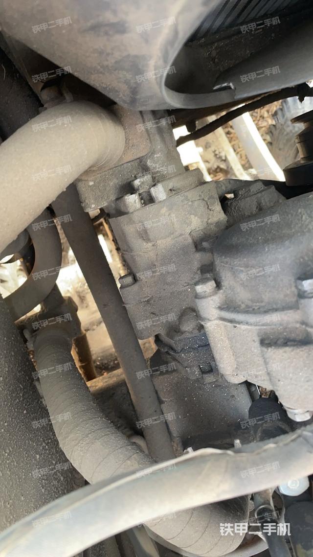 液压泵舱室正面整体（整机外观）