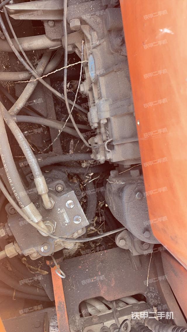 回转马达和主控阀（整机外观）