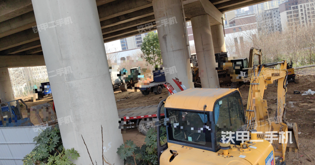 駕駛室頂部(整機(jī)外觀) 駕駛室頂部(整機(jī)外觀)