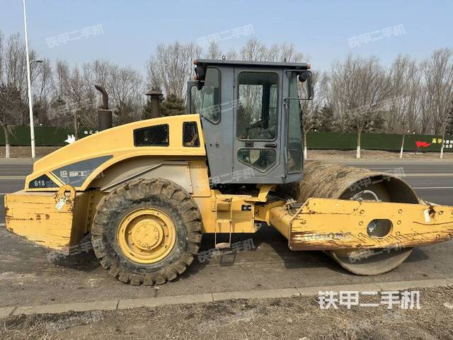 液壓泵艙室正面整體（整機外觀）