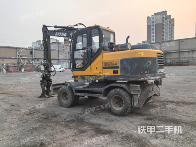 單側(cè)履帶整體(整機(jī)外觀) 單側(cè)履帶整體(整機(jī)外觀)