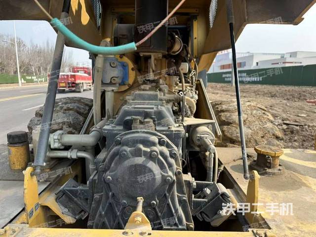 回轉馬達和主控閥（整機外觀）