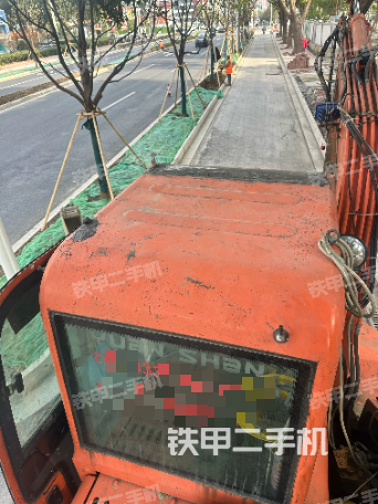 驾驶室顶部（整机外观）