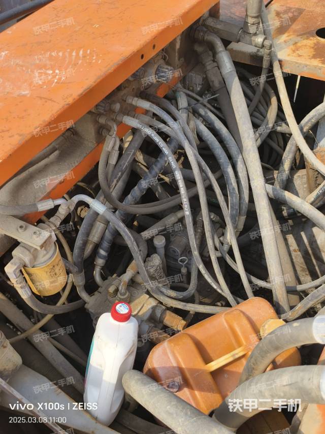 液压泵舱室正面整体（整机外观）